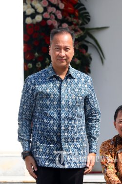 Menperin Agus Gumiwang Kartasasmita saat pengenalan menteri Kabinet Indonesia Maju di tangga beranda Istana Merdeka, Jakarta, Rabu (23/10/2019). Presiden Joko Widodo resmi melantik 34 Menteri, 3 Kepala Lembaga Setingkat Menteri, dan Jaksa Agung untuk Kabinet Indonesia Maju. TRIBUNNEWS/IRWAN RISMAWAN