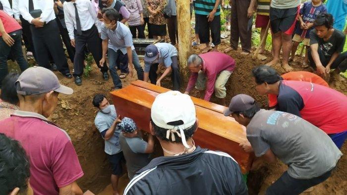 Tertimbun Longsor, Kakak Beradik di Banyumas Dimakamkan Satu Liang Lahat