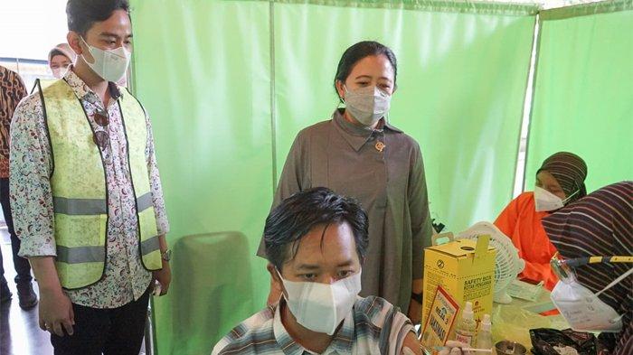 Ketua DPR RI Puan Maharani berkunjung ke Pasar Legi Surakarta (Solo), Sabtu (12/6/2021). Puan berkunjung untuk meninjau proses pembangunan pasar yang terbakar habis pada 2018 lalu.