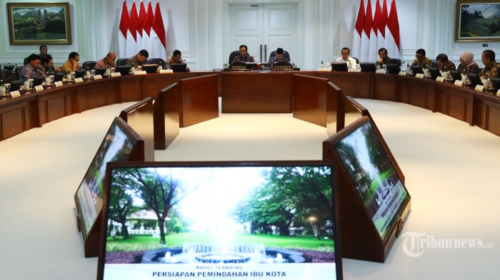 Suasana Rapat terbatas (ratas) di Kantor Presiden, Jakarta, Senin (16/12/2019). Ratas tersebut membahas rencana pemindahan ibu kota negara. TRIBUNNEWS/IRWAN RISMAWAN