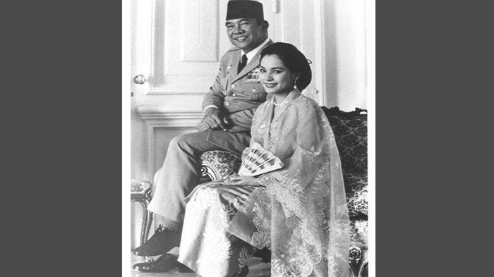 Ratna Sari Dewi Soekarno berfoto dengan Presiden Soekarno.
