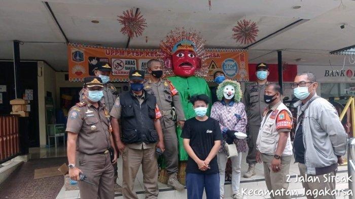 Operasi Asih Asuh, Ondel-ondel dan Pengamen Berkostum di Jagakarsa Diamankan Satpol PP