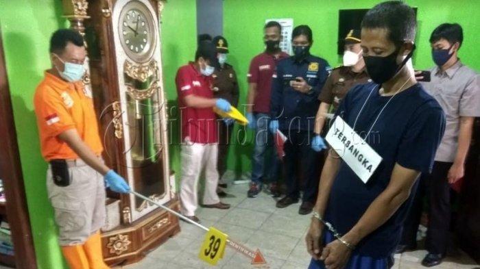 Polres Rembang menggelar rekonstruksi kasus pembunuhan terhadap empat orang anggota keluarga di Padepokan Seni Ongkojoyo, Desa Turusgede, Kecamatan Rembang, Kamis (4/3/2021).