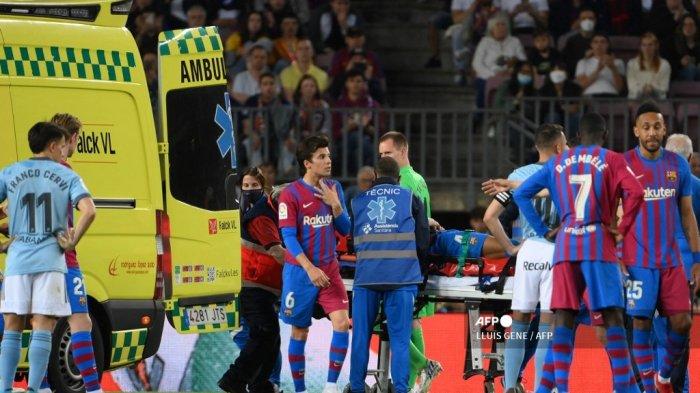 Bek Barcelona Uruguay Ronald Araujo, dengan tandu, dievakuasi dengan ambulans setelah cedera, selama pertandingan sepak bola liga Spanyol antara FC Barcelona dan RC Celta de Vigo di stadion Camp Nou di Barcelona pada 10 Mei 2022.