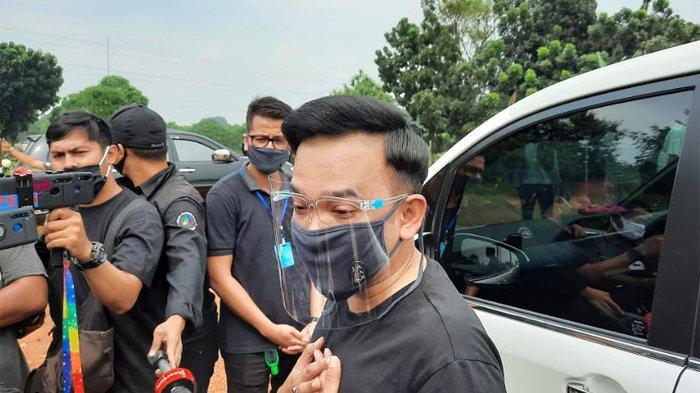 Beri Semangat untuk Sahabat, Ruben Onsu Ikut ke Pemakaman Ayah Ivan Gunawan