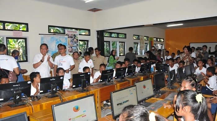 Menkominfo Kunjungi Lokasi Akses Internet Di SMP Negeri 5 Pulau Morotai