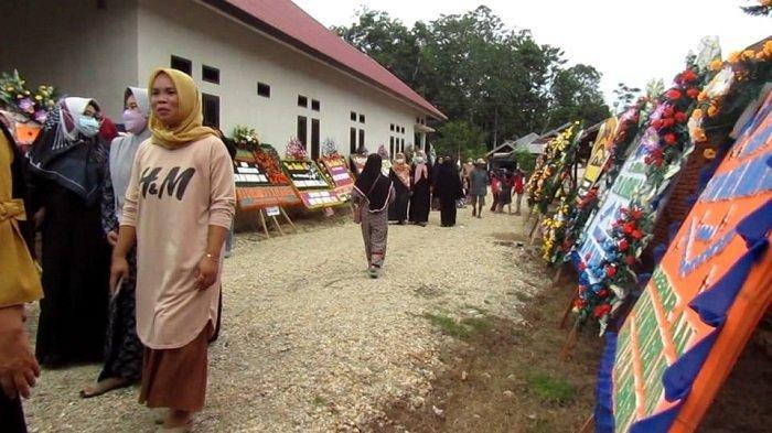 Rumah Duka Lettu Anumerta M Iqbal Dipenuhi Karangan Bunga, Tetangga Pasang Bendera Setengah Tiang
