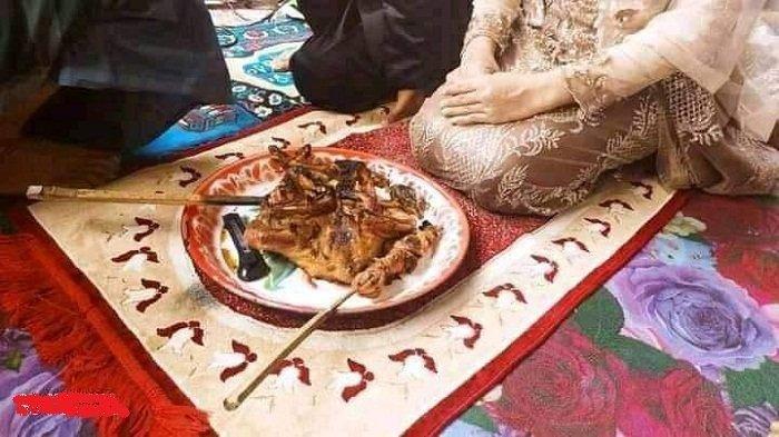 Seekor ayam panggang dijadikan maskawain dalam pernikahan di Lombok Timur.