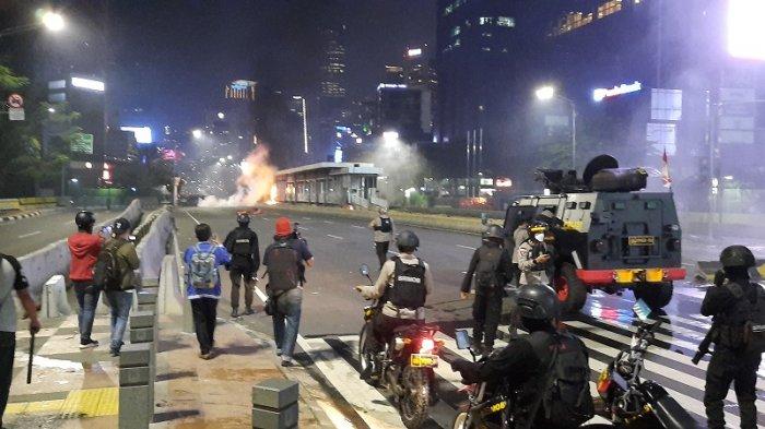 Rentetan Tembakan Gas Air Mata, Polisi Pukul Mundur Pengunjuk Rasa Tolak UU Cipta Kerja