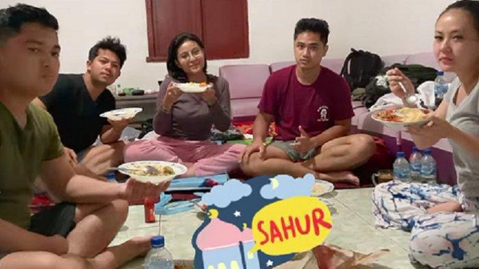 Awkarin buka puasa di lokasi bencana NTT