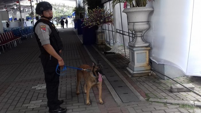 Amankan Gereja Katedral Jakarta, Polisi Turunkan Anjing Pelacak