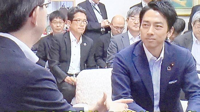 Menteri lingkungan hidup termuda Jepang Shinjiro Koizumi (39) (kanan) dengan menghadapi Gubernur Fukushima Masao Uchibori (55) siang ini (12/9/2019).