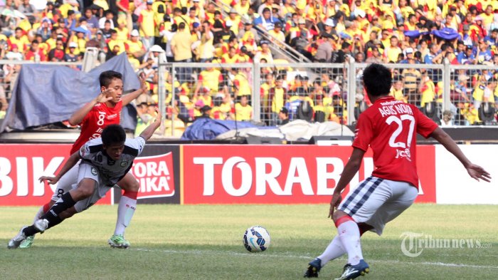 Pemain Sriwijaya FC Bayu Gatra (kiri) berebut bola dengan pemain Bali United Agus Nova (kanan) pada laga perebutan tempat ketiga Piala Bhayangkara di Stadion Utama Gelora Bung Karno, Jakarta, Minggu (3/4/2016). Sriwijaya FC berhasil menempati peringkat ketiga pada Piala Bhayangkara setelah berhasil mengalahkan Bali United dengan skor 2-0. TRIBUNNEWS/IRWAN RISMAWAN