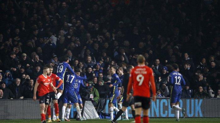 Striker Chelsea, Romelu Lukaku merayakan mencetak gol ketiga timnya