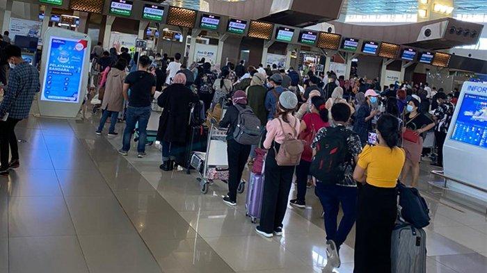 Sejumlah penumpang di Bandara Soekarno Hatta merasa kebingungan dengan kebijakan pemerintah yang mewajibkan penumpang pesawat melakukan tes antigen. Foto suasana di Terminal 3 Bandara Soekarno Hatta, Sabtu (19/12/2020).
