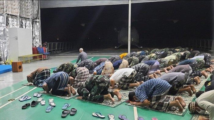 Suasana Salat Tarawih Prajurit TNI AL Di Atas KRI Teluk Bintuni-520