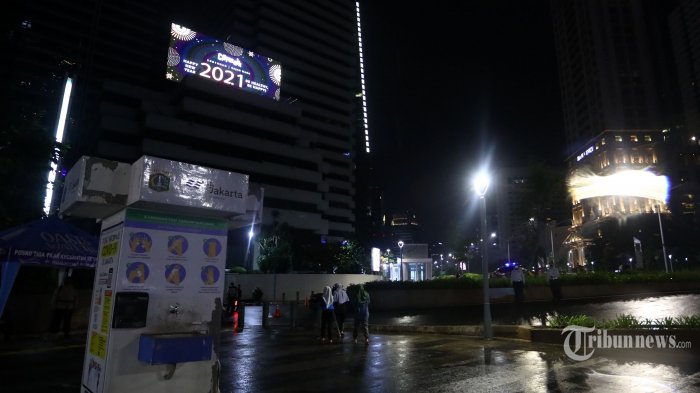 Suasana sepi saat diberlakukannya Car Free Night (malam bebas kendaraan) dan Crowd Free Night (malam bebas keramaian) pada malam pergantian tahun di Jalan Jenderal Sudirman, Jakarta, Kamis (31/12/2020). Polda Metro Jaya melakukan Car Free Night dan Crowd Free Night dengan menutup sepanjang Jalan Sudirman-MH Thamrin, Jakarta pada malam pergantian tahun untuk mencegah kerumunan warga. TRIBUNNEWS/IRWAN RISMAWAN