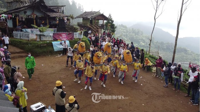 Unik, Wajah Zaenal Sumigrah Disunat di Puncak Gunung
