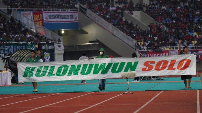 Suporter PSS Sleman membentangkan spanduk bertuliskan 'kulonuwun Solo' yang artinya permisi Solo di jeda pertandingan Persis Solo vs PSS Sleman pada laga pembuka Piala Presiden 2022 di Stadion Manahan, Solo, Sabtu (11/6/2022) sore.
