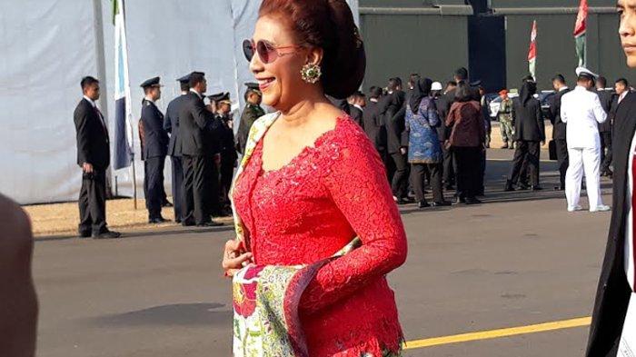 Penampilan nyentrik Menteri Kelautan dan Perikanan Susi Pudjiastuti di upacara peringatan HUT ke-74 TNI di Lanut Halim Perdanakusuma, Jakarta Timur, Sabtu (5/10/2019).