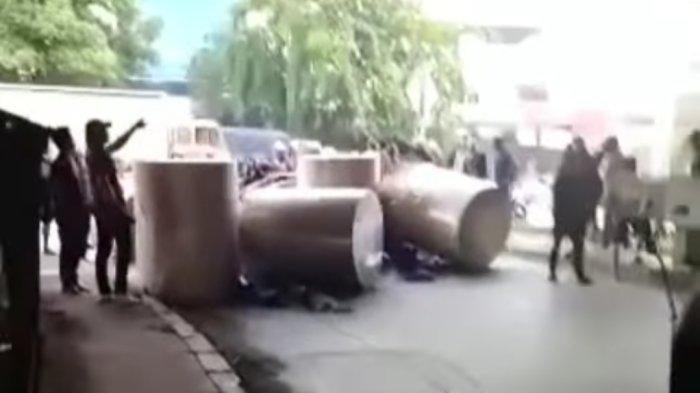 Pemotor Terluka Akibat Tertimpa Gulungan Kertas yang Jatuh Dari Truk di Cengkareng