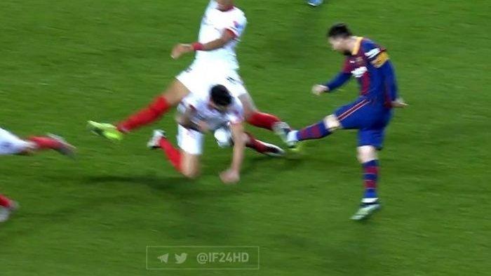 VIDEO Insiden Lionel Messi Gebok Perut Pemain Sevilla, Wasit Cuek, Tak Ada Penalti