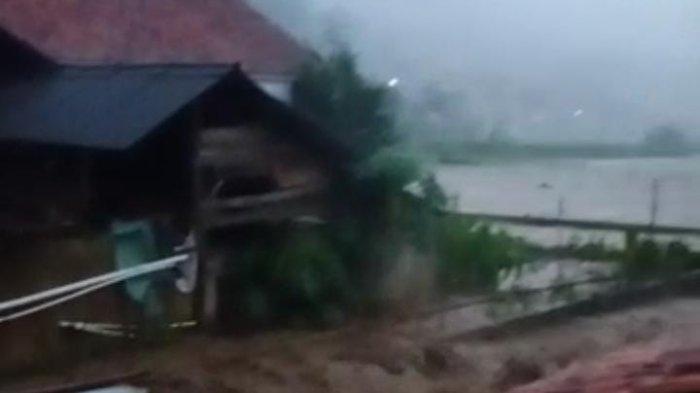 Wisatawan asal Indramayu Hanyut Terseret Banjir Bandang di Sumedang