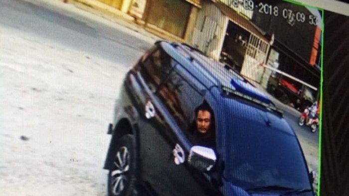 Pengendara Mobil Mewah Tertangkap Kamera Mencuri Kota Amal, Ini Gambarnya
