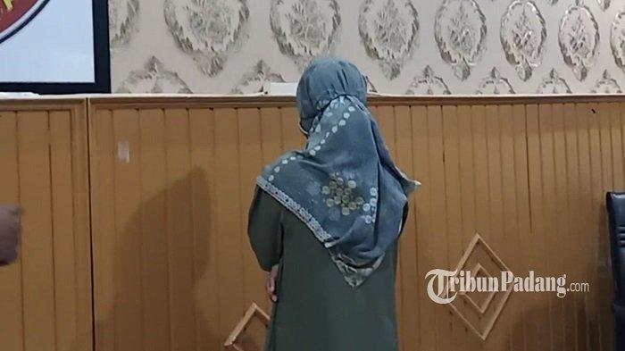 Terlilit Pinjol Jutaan Rupiah, Wanita di Padang Nekat Gasak Perhiasan Majikan, Ini Pengakuan Pelaku