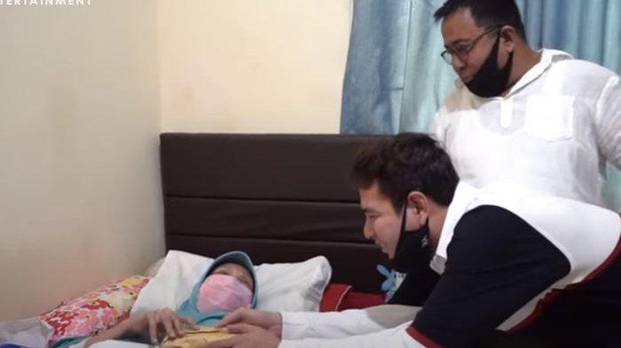 Jenguk Mak Nyak yang Terbaring dan Buta, Raffi Ahmad Beri THR untuk Aminah Cendrakasih