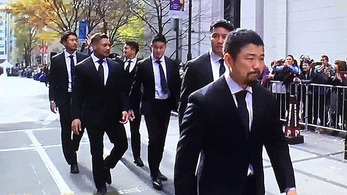 Tim Rugby Japan berjalan di daerah Marunouchi dijaga ratusan polisi memagari jalan, Rabu (11/12/2019) siang. Pemain Shiro Tanaka yang menangis terharu (paling depan).