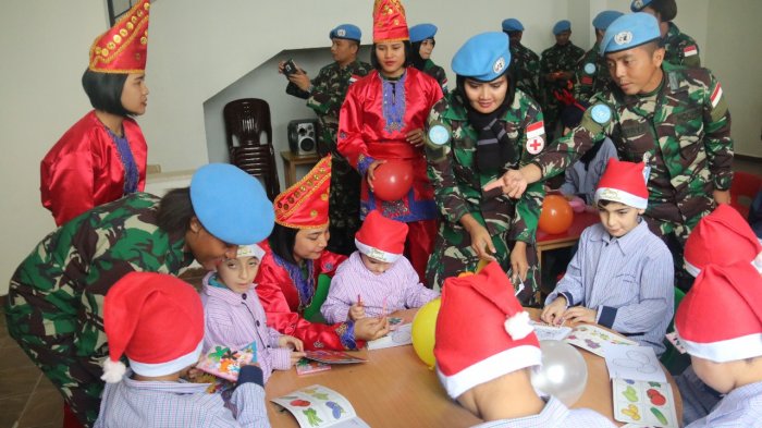 Prajurit TNI Perkenalkan Tari Piring Kepada Siswa Sekolah di Lebanon
