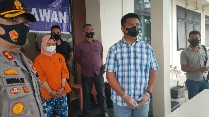 Tersangka penggelapan uang perusahaan TNS (25) saat diamankan di Polres Pelalawan Kamis (9/12/2021) pekan lalu.