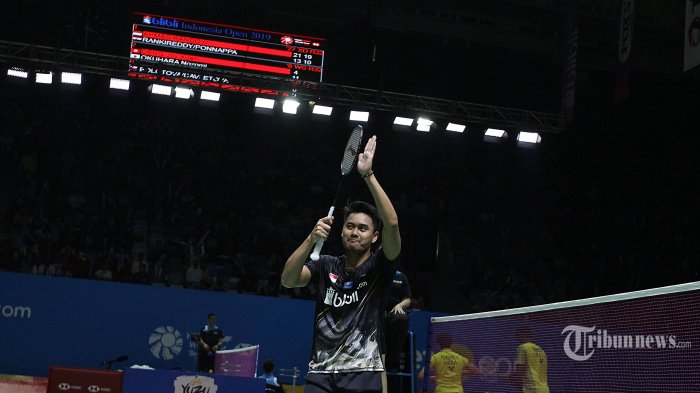 Pasangan pebulu tangkis ganda campuran Indonesia, Tontowi Ahmad/Winny Oktavina Kandow saat melawan pebulu tangkis ganda campuran India, Satwiksairaj Rankireddy/Ashwini Ponnapa dalam turnamen bulu tangkis Indonesia Open 2019 di Istora Senayan, Jakarta Pusat, Rabu (17/7/2019). Tontowi Ahmad/Winny Oktavina Kandow berhasil maju ke babak selanjutnya setelah menang 21-13, 21-11. Warta Kota/Feri Setiawan