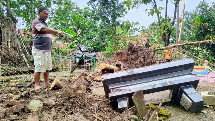 Nisan di TPU Buyut Buntel Indramayu Sampai Terbalik Usai Wilayah Itu Disapu Angin Puting Beliung