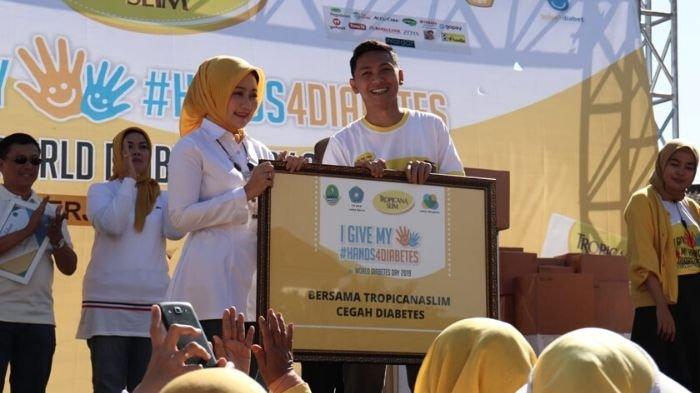 Pemberian Plakat