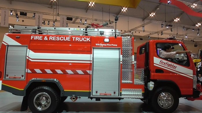Mobil Pemadam Kebakaran Mitsubishi Fuso Colt Diesel Tribunnews Com Mobile