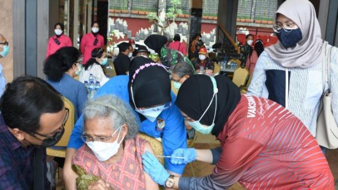 TNI AD Gelar Vaksinasi Covid-19 untuk Hampir 2 Ribu Purnawirawan dan Warakawuri di Jabodetabek