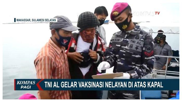 Ratusan Nelayan Makassar Disuntik Vaksin di Atas Kapal, TNI AL Sebut 25 Kapal Sudah Merapat
