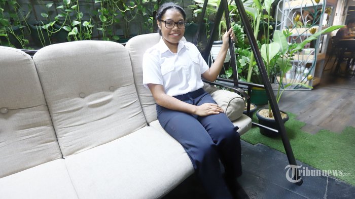 Vanda Astri Kolisano, pilot asal Papua berpose saat melakukan wawancara khusus dengan Tribunnews.com, di Jakarta, Jumat (2/8/2019). Vanda Astri Kolisano menjadi pilot perempuan pertama asal Papua yang direkrut maskapai Garuda Indonesia. Ia lulus dari pendidikan diploma untuk Aviation for Airline Preparation di Nelson Aviation College Selandia Baru, pada Januari 2018. Pendidikan itu ia tempuh selama 3 tahun sejak 2015. TRIBUNNEWS/HERUDIN