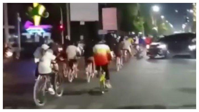 VIRAL Rombongan Sepeda Terobos Lampu Merah di Tegal Sambil Bunyikan Bel dan Bersorak
