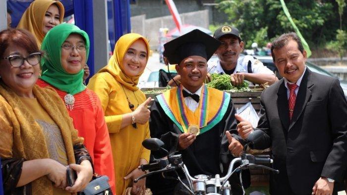 VIRAL Wisuda Bawa Sayur Dagangan, Pemuda Karanganyar Ingin Motivasi Pemuda: Tak Ada Batasan Asal Mau