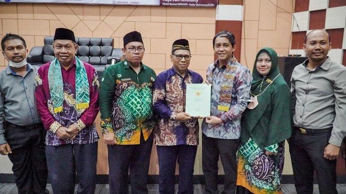 Momen Hari Guru, Wakil Menteri ATR/BPN Serahkan Sertifikat Tanah SD Muhammadiyah 9 Banjarmasin