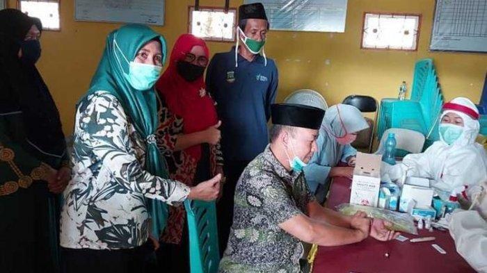 Warga Kelurahan Mesjid Priyayi, Kecamatan Kasemen, Kota Serang, Banten, mengikuti rapid test masal setelah sebelumnya menolak rapid test, Kamis (18/6/2020).