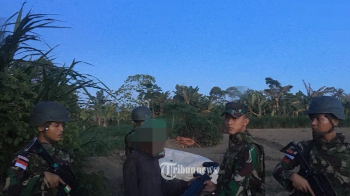 Rangkulan Hati Satgas Yonif PR 328/DGH, Warga Keerom Serahkan Senjata Airgun