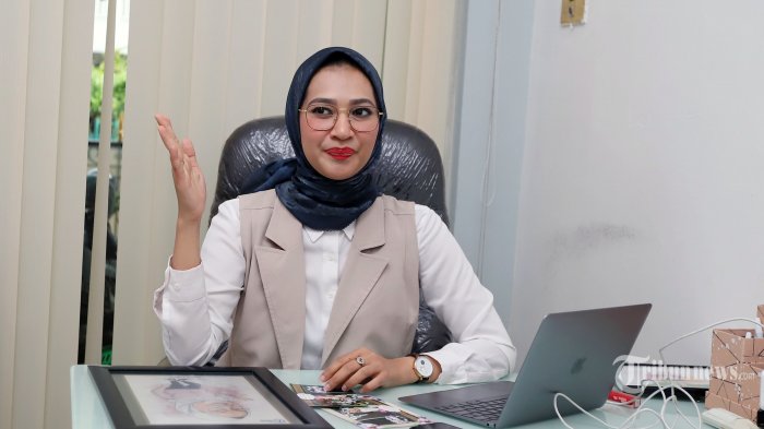 Terobos Jalan Berlumpur, Dahi Angkie Yudistia Sontak Berkerut Lihat Kondisi Korban Longsor Bogor