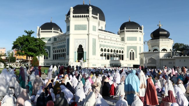 shalat-idul-fitri-1442-h-di-masjid-raya-al-mashun-medan_20210513_154922.jpg