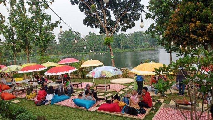 Warung Tepi Danau di i kawasan Situ Burung, tepatnya di Jalan CarangPulang, Cikarawang, Kecamatan Dramaga, Kabupaten Bogor.