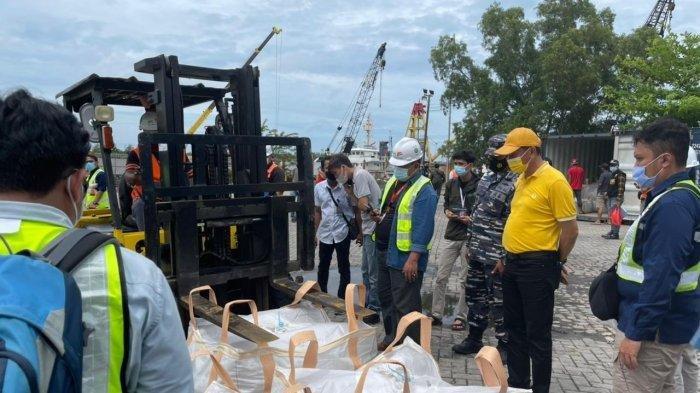 200-ton-mineral-ikutan-Zirkon-dibongkar-paksa-di-area-pelabuhan-Pangkalbalam.jpg
