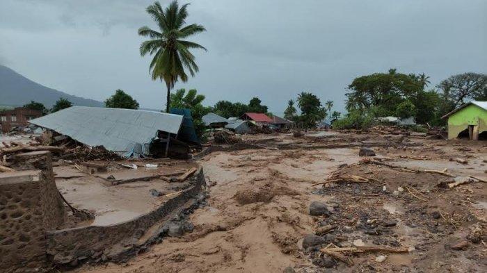 Banjir bandang menerjang wilayah Waiwerang di Pulau Adonara Kabupeten Flores Timur pada Sabtu 3 April 2021. Flotim menjadi salah satu wilayah terparah akibat badai siklon tropis yang melanda NTT kali ini.